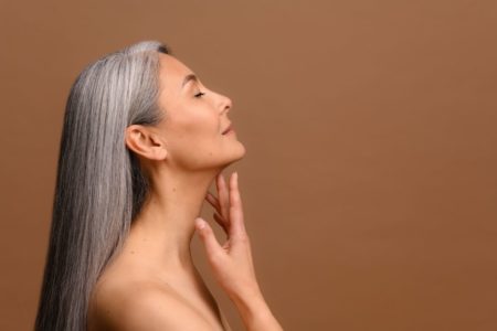 mulher fazendo skincare no pescoço