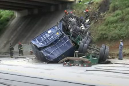 Imagem colorida de destroços de caminhão