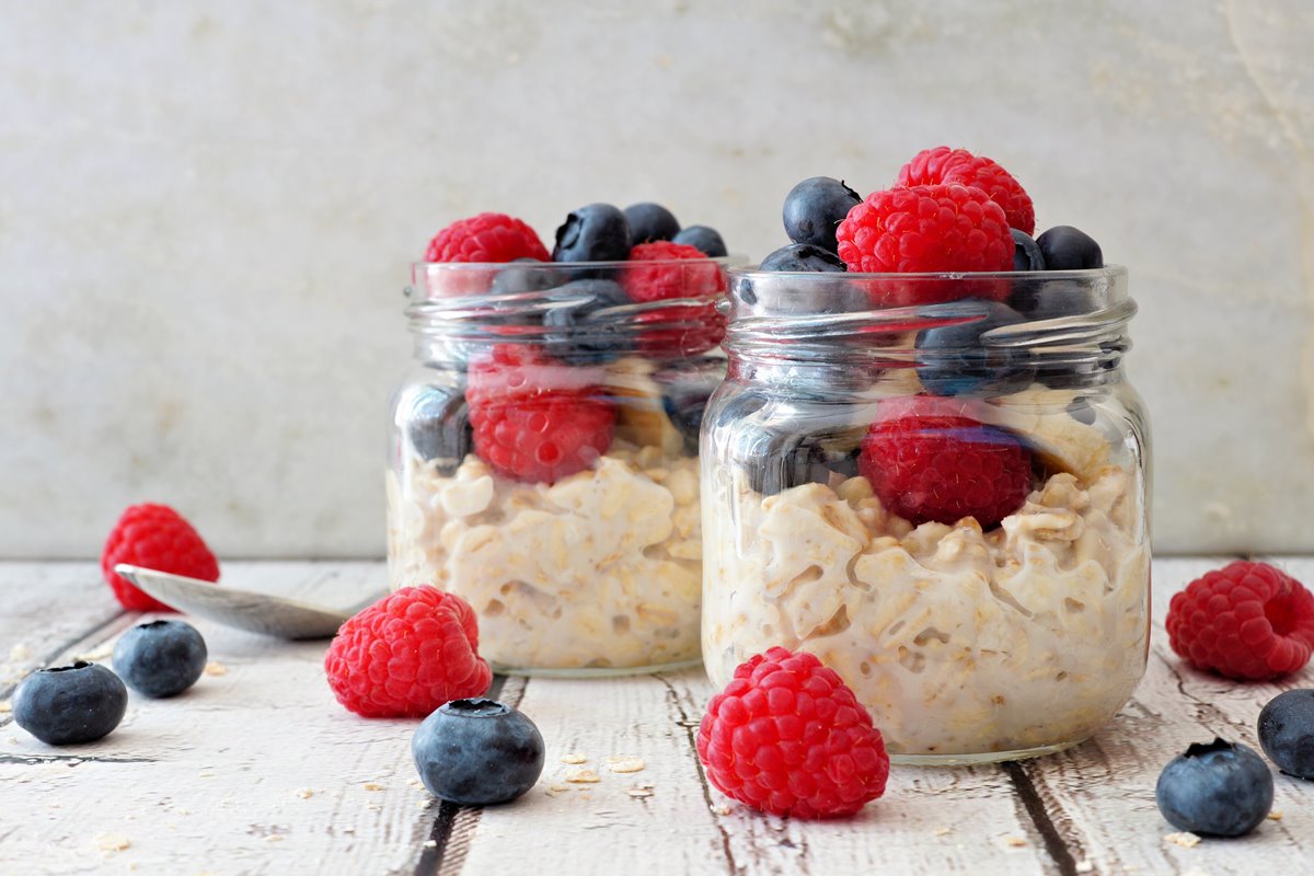 Pote com aveia dormida e frutas
