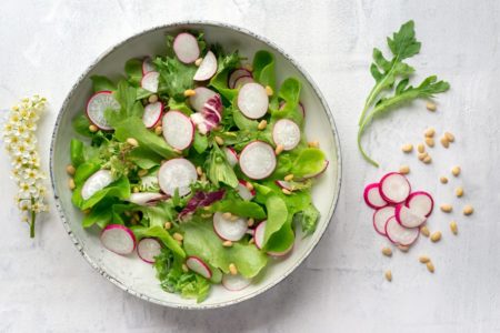 Prato de salada de rabanete