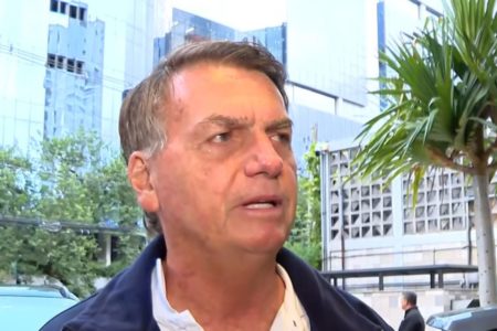 foto colorida de Jair Bolsonaro chegando ao hospital Vila Nova Star, na zona sul de SP, para realização de exames de rotina - Metrópoles