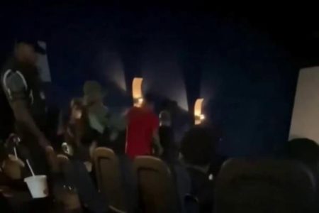 PM entrou em cinema para retirar jovens suspeitos de fumar maconha em filme de Bob Marley