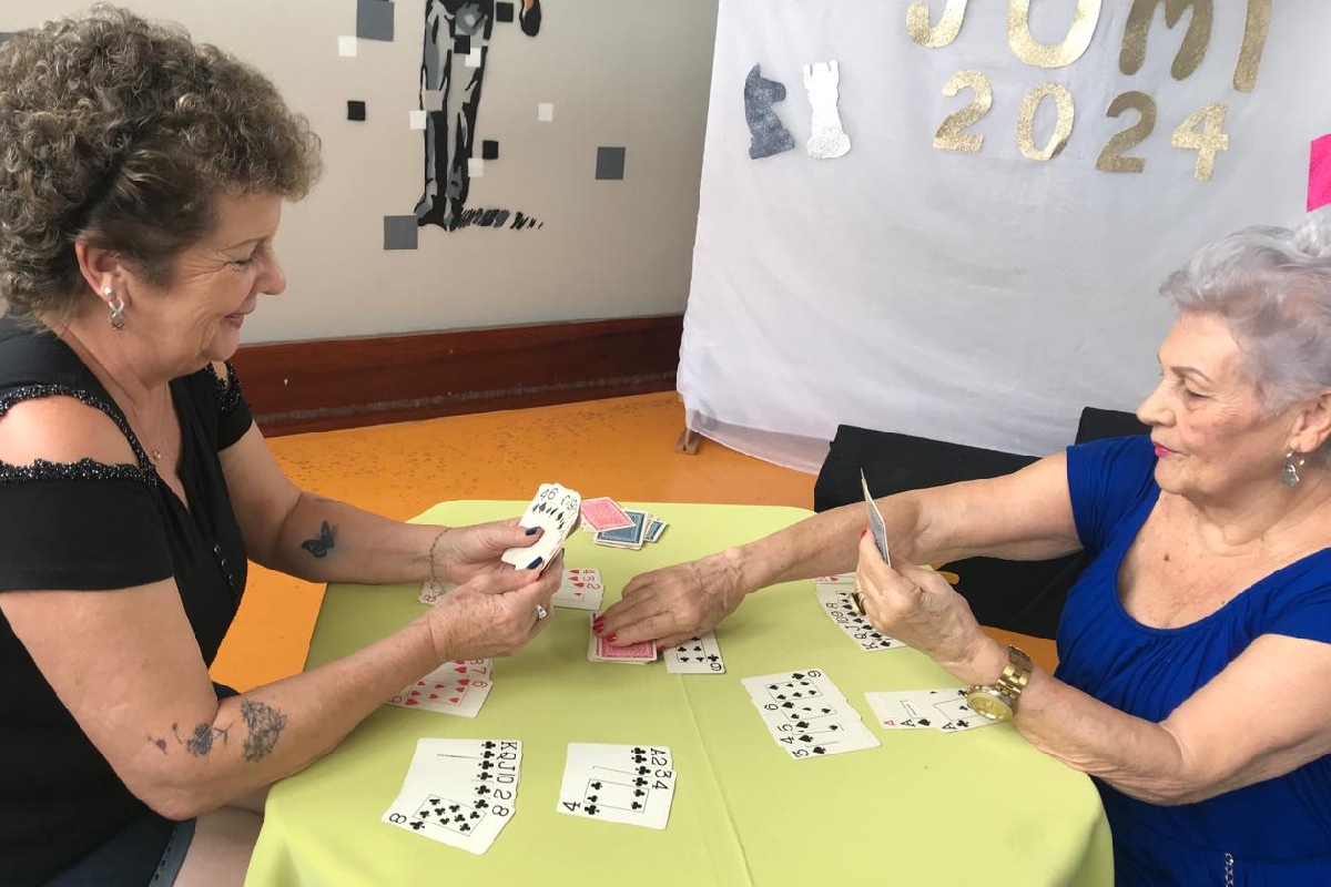 foto colorida de duas idosas jogando baralho - Metrópoles