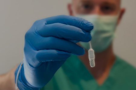 Médico segura em sua mão um EsoCheck, teste que avalia risco de câncer de esôfago