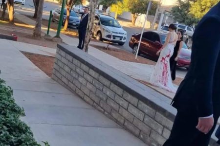 Imagem colorida de noiva com vestido sujo de tinta vermelha, no México - Metrópoles