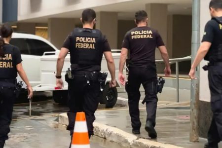 foto colorida de Agentes da Polícia Federal (PF) durante operação policial - Metrópoles
