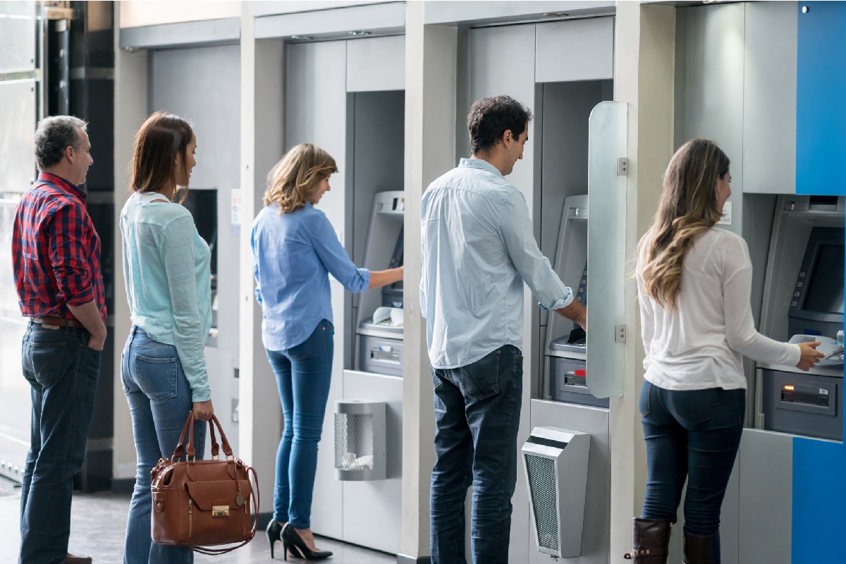 foto colorida de várias pessoas em uma fila do caixa de autoatendimento no banco - Metrópoles