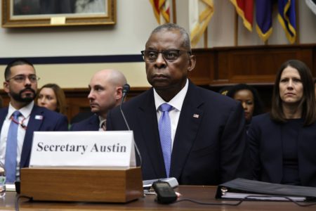 Imagem colorida mostra Lloyd Austin durante audiência no Congresso dos EUA - Metrópoles
