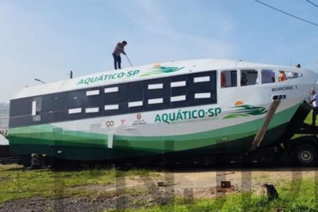 Imagem mostra embarcação à beira de represa; barco é parte do projeto Aquático SP, da empresa Transwolff - Metrópoles