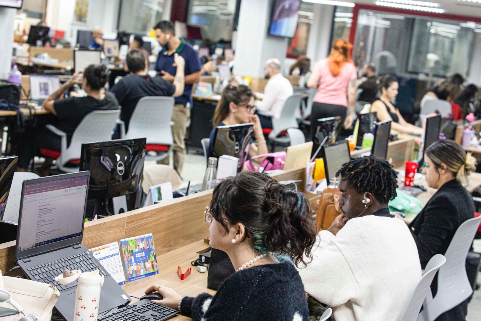 Imagem de jornalistas trabalhando na redação do portal de notícias Metrópoles em janeiro de 2024