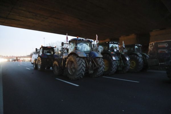 Imagem colorida mostra protestos de agricultores na frança - Metrópoles