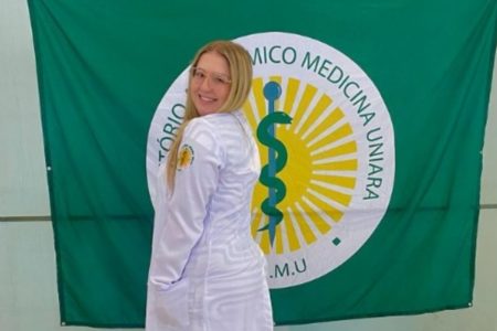 foto colorida da estudante de Medicina da Uniara Beatriz Vidal Scabello, 18 anos, morreu após passar mal em Matão (SP) - Metrópoles