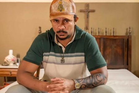 Foto colorida de Xamã como Damião em Renascer - metrópoles