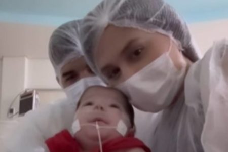 Foto colorida de Zé Vaqueiro, Ingra e Arthur no hospital - Metrópoles