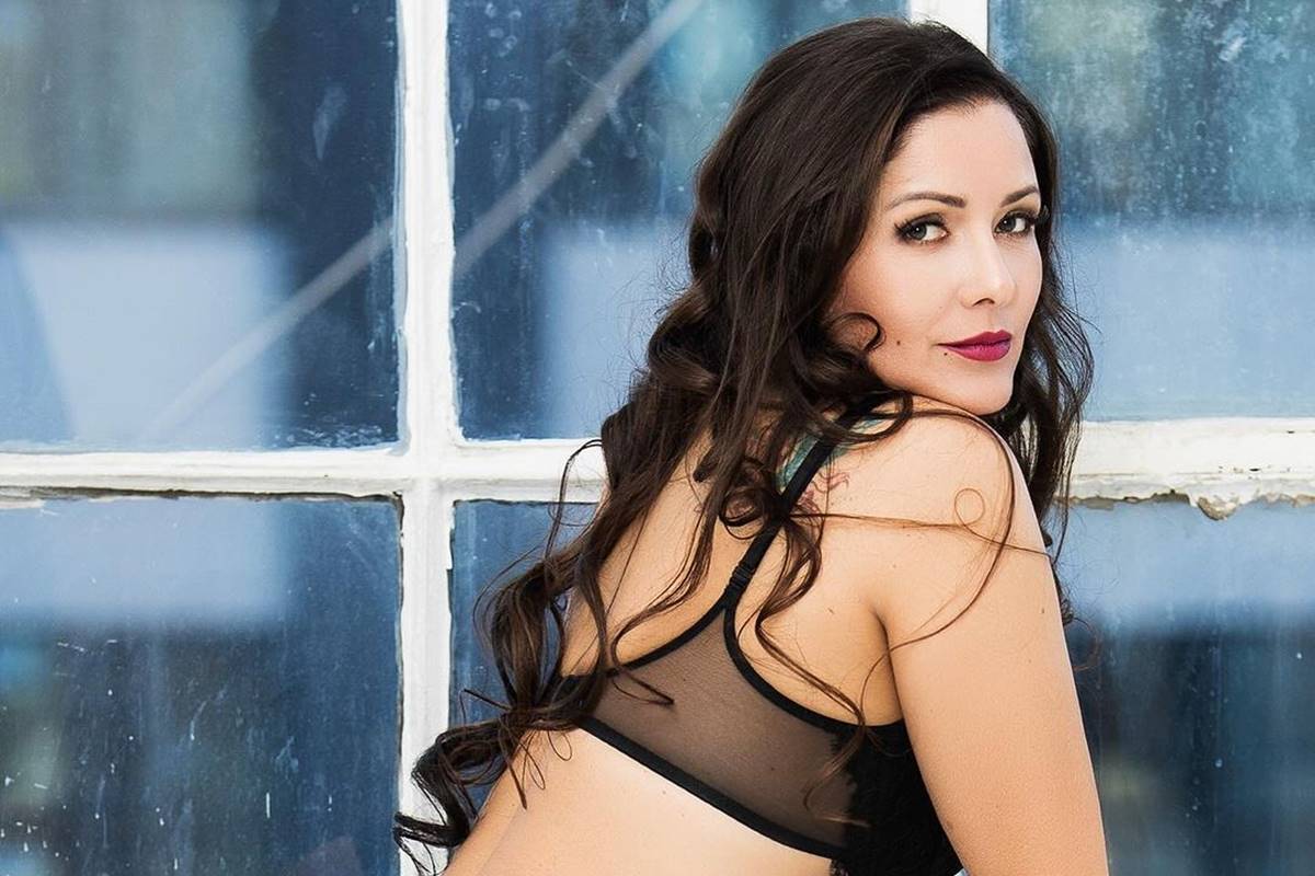 Foto colorida da modelo Nana Gouvea de costas sorrindo - Metrópoles