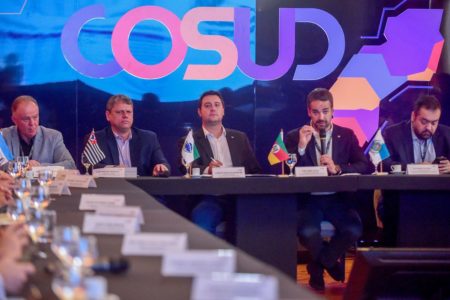 Os governadores Renato Casagrande, Tarcísio de Freitas, Ratinho Junior, Eduardo Leite e Cláudio Castro, estados que compõem o Consórcio Sul-Sudeste (Cosud) - Metrópoles
