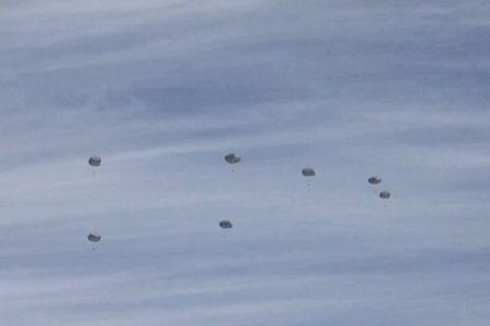 Imagem colorida de ajuda aérea humanitária dos EUA em Gaza - Metrópoles