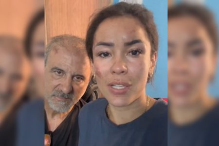 Foto colorida de casal que tem mulher que foi estuprada coletivamente na Inidia - Metrópoles