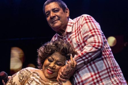 Alcione e Zeca Pagodinho em foto colorida. Os dois se abraçam - Metrópoles