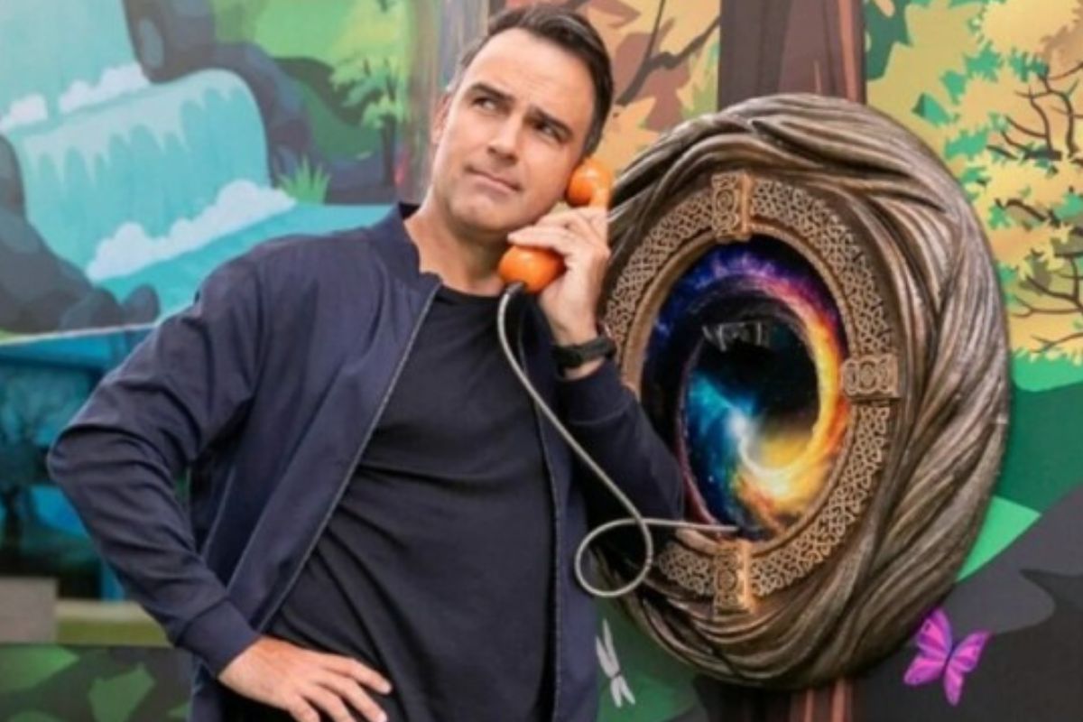 Foto colorida de Tadeu Schmidt no Big Fone do BBB24 - Metrópoles