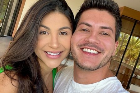 Arthur Aguiar e a namorada Jheny Santucci sorrindo com rosto colado -Metrópoles