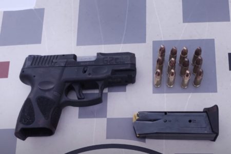 Pistola com carregador e munição - Metrópoles