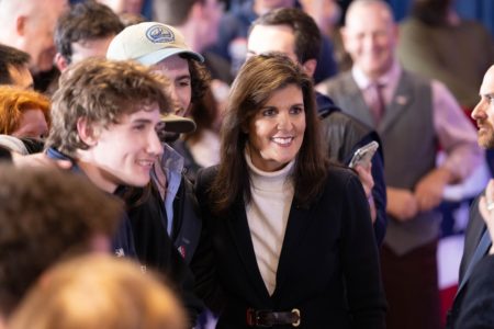 A candidata presidencial republicana e ex-embaixadora da ONU Nikki Haley faz campanha