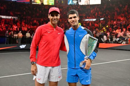 Rafael Nadal e Carlos Alcaraz posam para foto após o The Netflix Slam, 03 de março de 2024