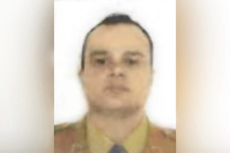Imagem colorida de um militar da PMGO - Metrópoles