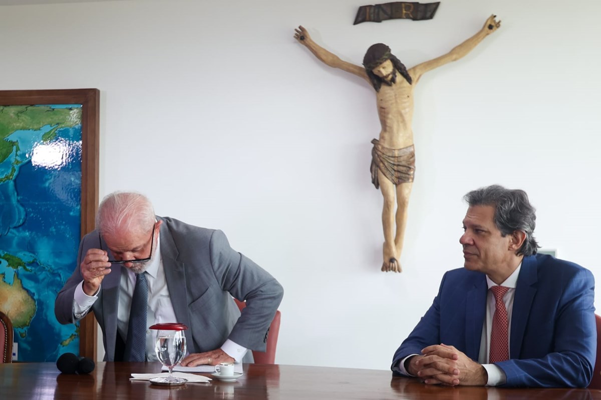 Imagem colorida do presidente Lula com Fernando Haddad, ministro da Fazenda - Metrópoles