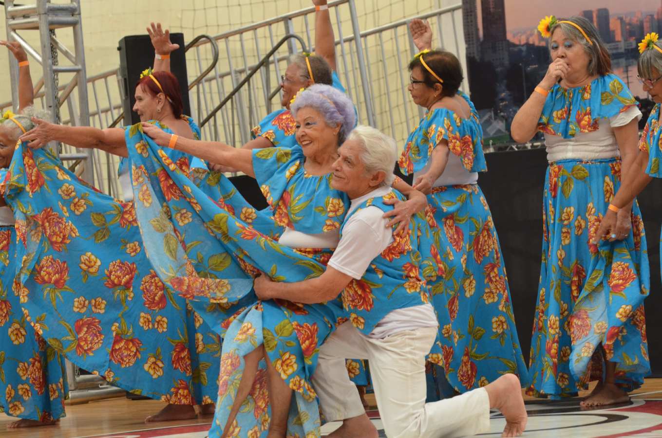 Foto colorida de apresentação de dança no Jomi 2023 - Metrópoles