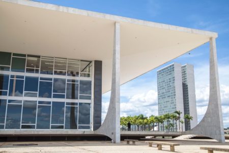 Foto colorida mostra prédios do STF (em primeiro plano) e Congresso Nacional (ao fundo) pf - Metrópoles