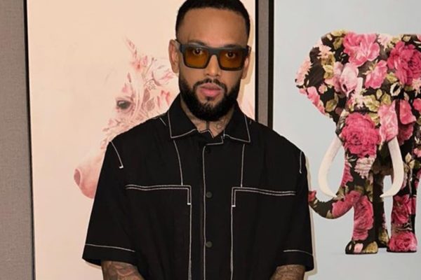 Nego do Borel posa de look preto e óculos escuros - Metrópoles