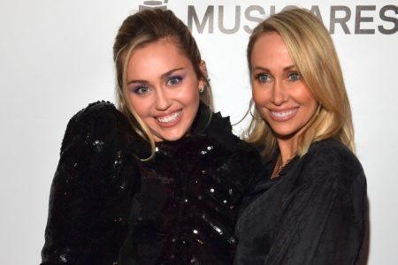 miley cyrus com a mãe, uma mulher loira de olhos claros - metrópoles