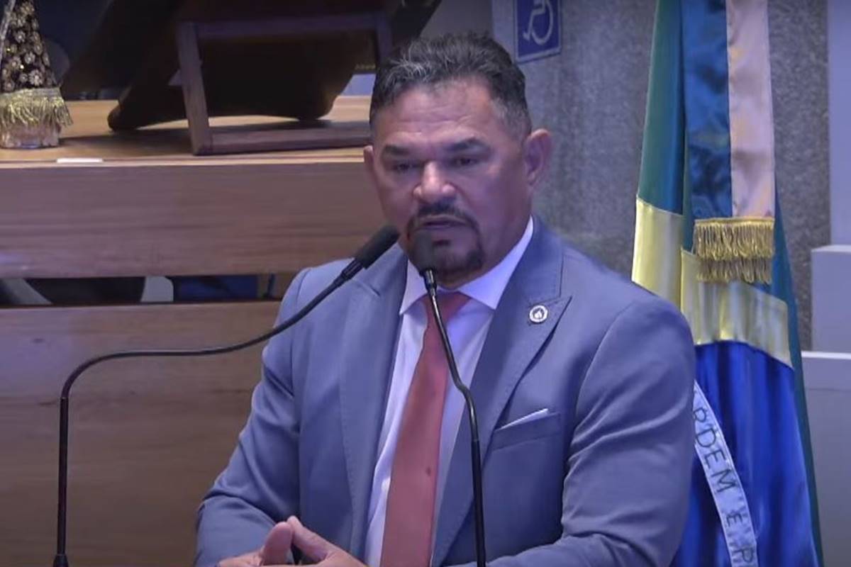 Fotografia colorida do deputado distrital Hermeto no plenário da Câmara Legislativa do DF - Metrópoles