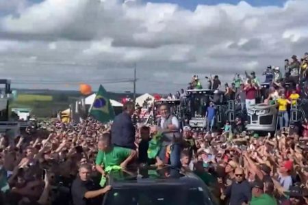 Foto colorida do ex-presidente Jair Bolsonaro no Rio Grande do Sul - Metrópoles