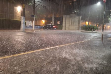 Imagem colorida mostra chuva forte em São Paulo durante a noite - Metrópoles