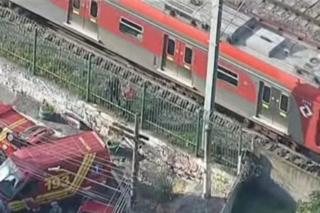 Captura de tela mostra trem da CPTM rodeado de ambuâncias do SAMU