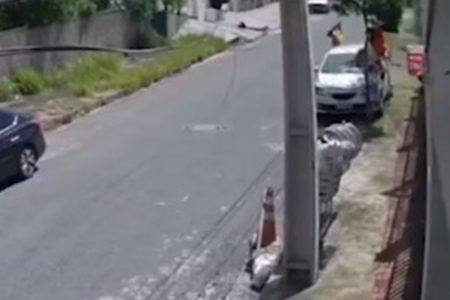 Imagem colorida de carro atropelando gari em Belo Horizonte - Metrópoles
