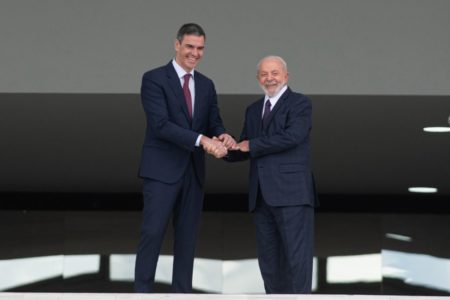 Imagem colorida de Pedro Sánchez, presidente da Espanha, dando um aperto de mão no presidente Lula - Metrópoles