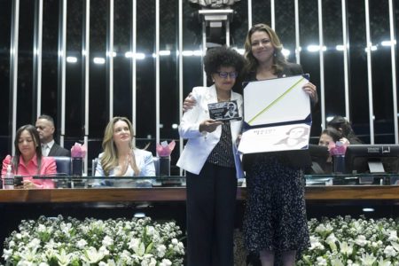 imagem colorida mostra entrega do diploma bertha lutz no senado - Metrópoles
