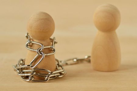 dois piões de madeira com um amarrado