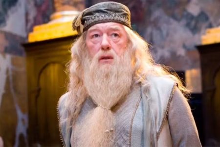 Foto colorida de Michael Gambon - Metrópoles