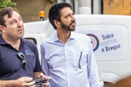 Imagem colorida mostra Ricardo Nunes, de camisa branca, olhando para o alto - Metrópoles