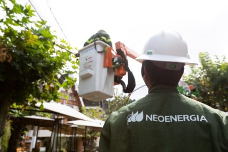 Fotografia colorida mostrando homem de costas olhando para caminhão de empresa de energia-Metrópoles