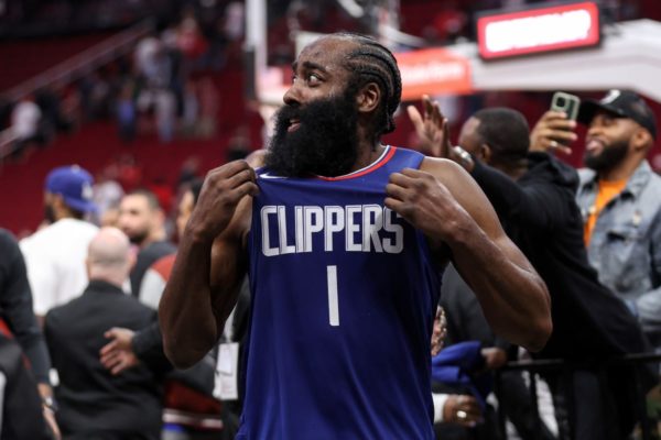 James Harden #1 do Los Angeles Clippers reage após partida contra Houston Rockets no Toyota Center 06 de março 2024 em Houston, Texas.