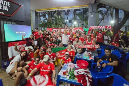 Foto colorida de torcedores do Internacional - Metrópoles