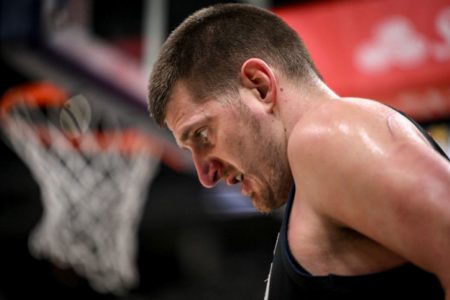 Nikola Jokic #15 do Denver Nuggets se prepara para enfrentar o Boston Celtics na Ball Arena em Denver no dia 07 de março 2024