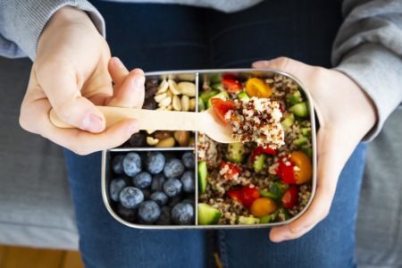 Foto colorida de um pote de comida - Metrópoles
