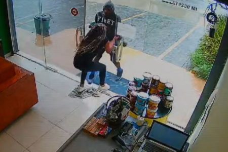 Imagem estática de câmera de segurança mostra embate entre homem e mulher na porta de loja